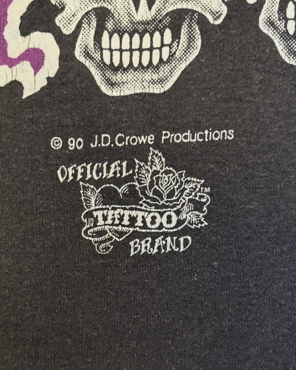 Vintage 1990 Skull & Crossbones Graphic