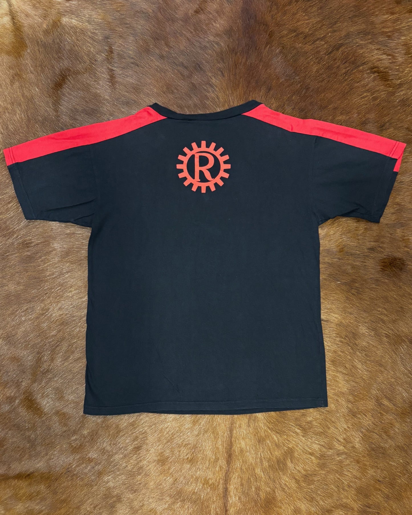 Rage Against the Machine 「Red Shoulder V-Neck Graphic」